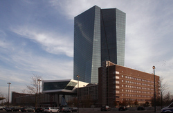 Die frühere Großmarkthalle mit dem Hochhaus der EZB