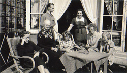 Antonie Sandels (Mitte, stehend) mit Dieter (links) und Margarete Herberg (laußen inks, sitzend) bei deren Verwandten nahe Scheveningen (NL)